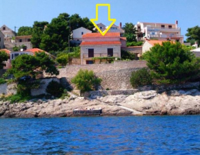Apartments and rooms Ref - 20 m from sea